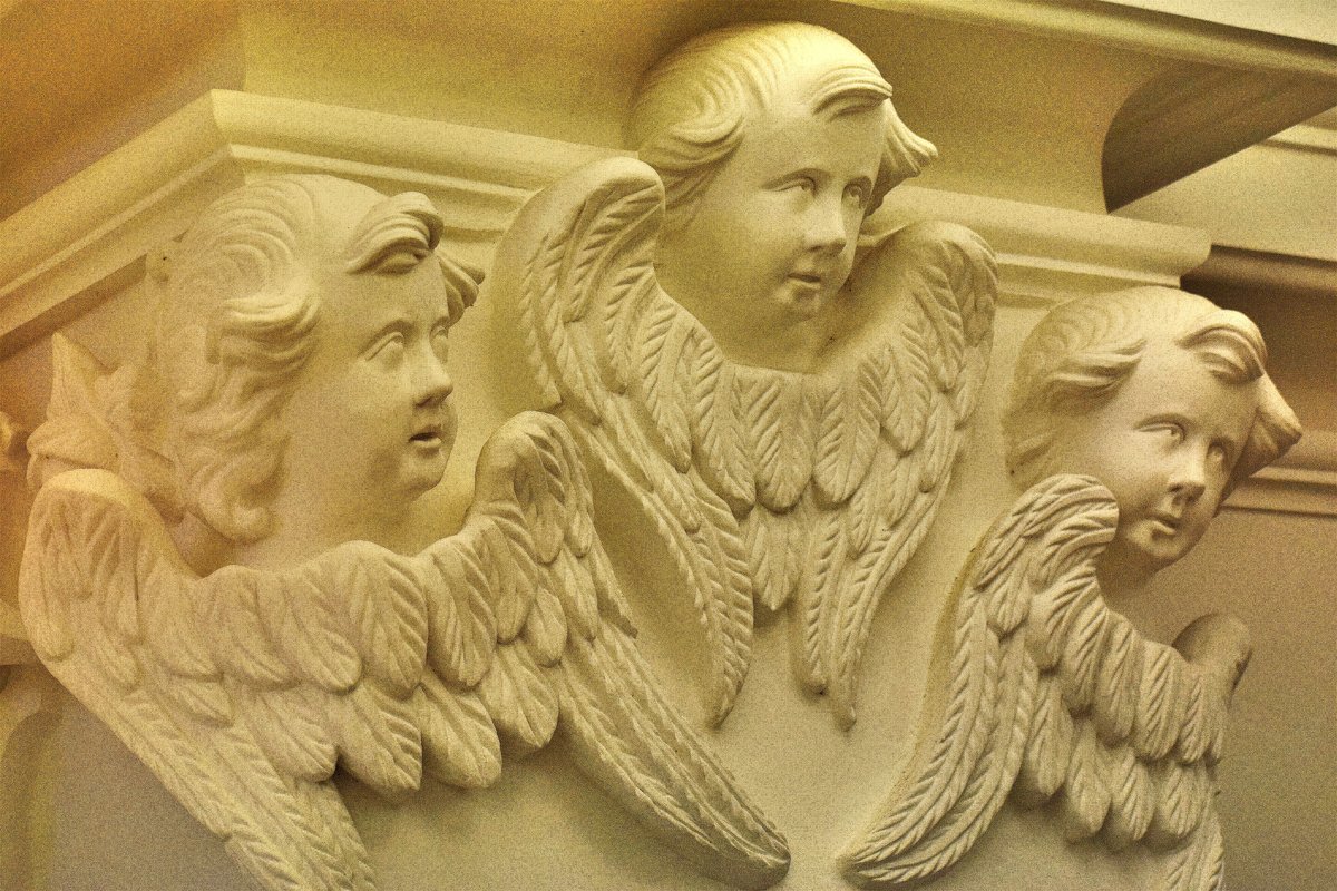Ангелы над лестницей в подземную часть церкви Елены и Константина - Татьяна Помогалова