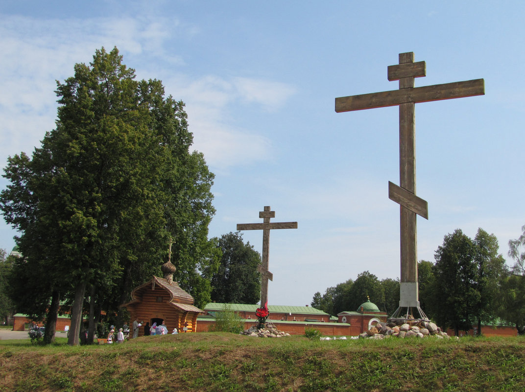 Братское кладбище у стен монастыря - воины погибших в Бородинском сражении. - ИРЭН@ .