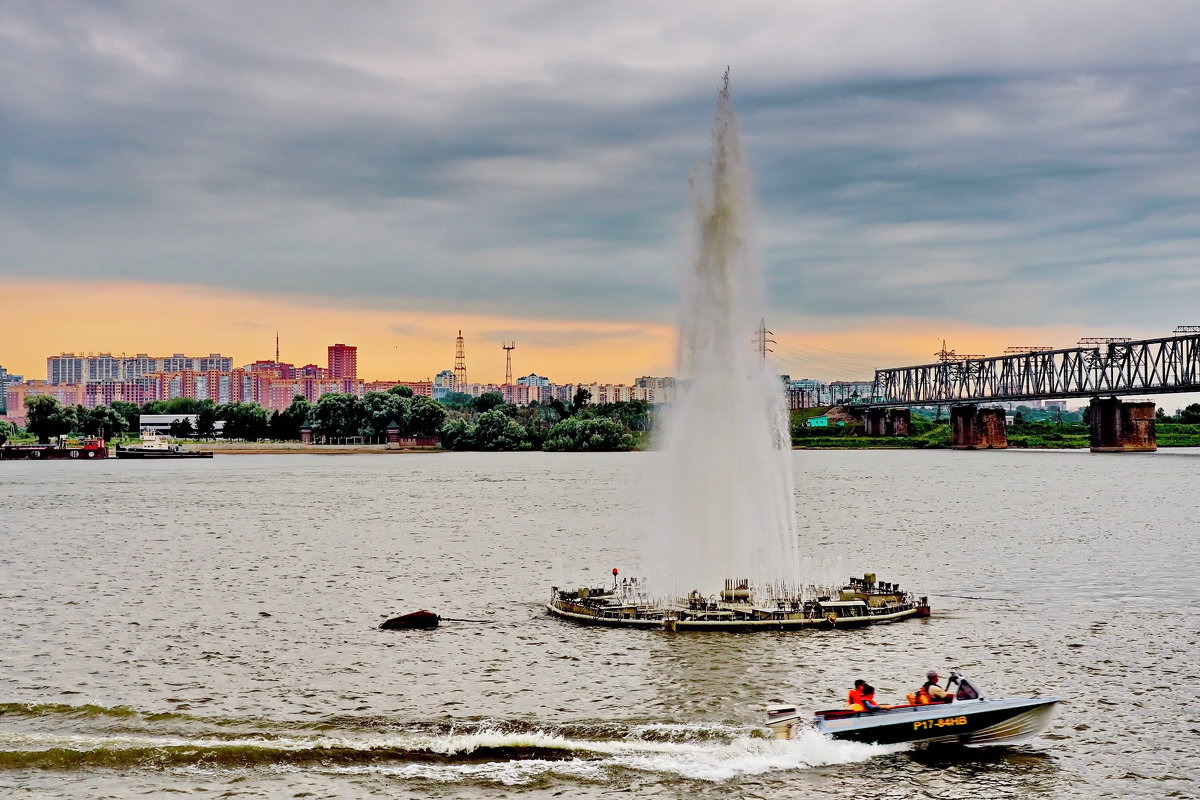Плавучий фонтан на реке Обь Новосибирск. - Sergey Kiselev