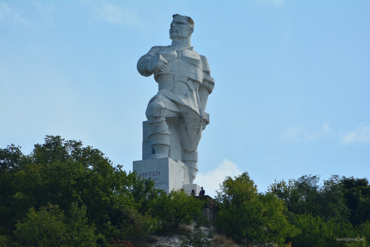 Святогорск. Памятник Артему - isanit Sergey Breus