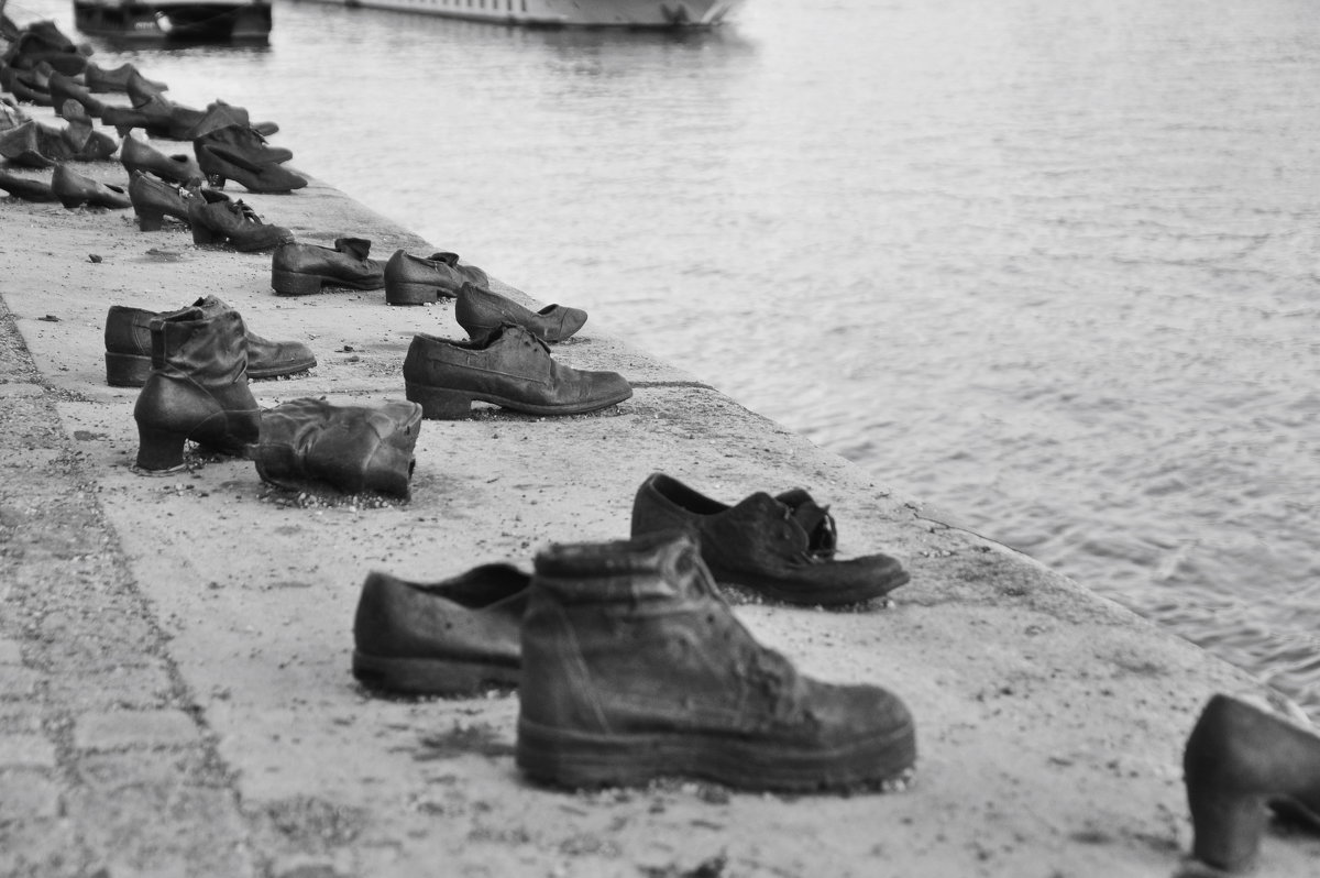 Туфли на набережной Дуная в Будапеште - Юлiя :))
