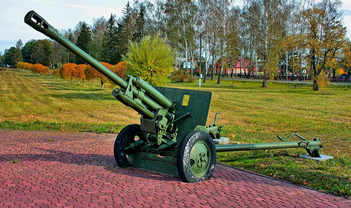 Военный экспонат около Аллеи героев в г. Бобруйске (Беларусь) - Глeб ПЛATOB
