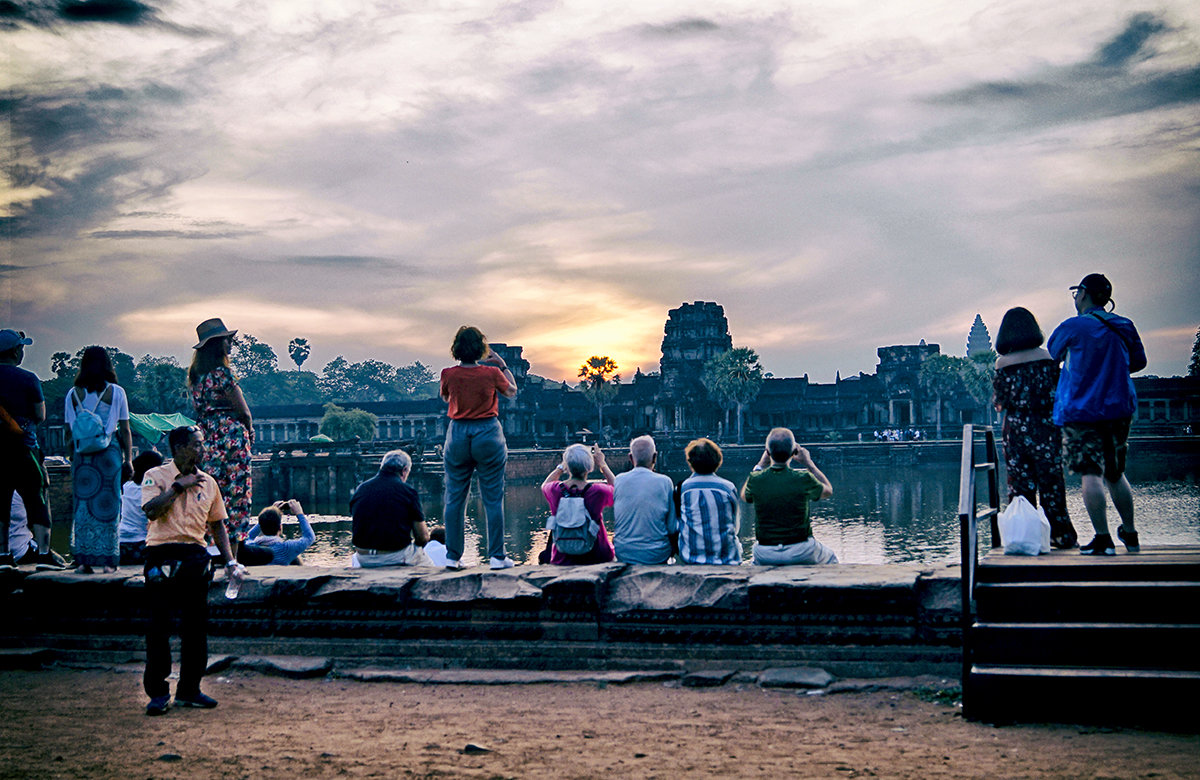 Туристы встречают восход Солнца над храмом Ангкор Ват - Alex 