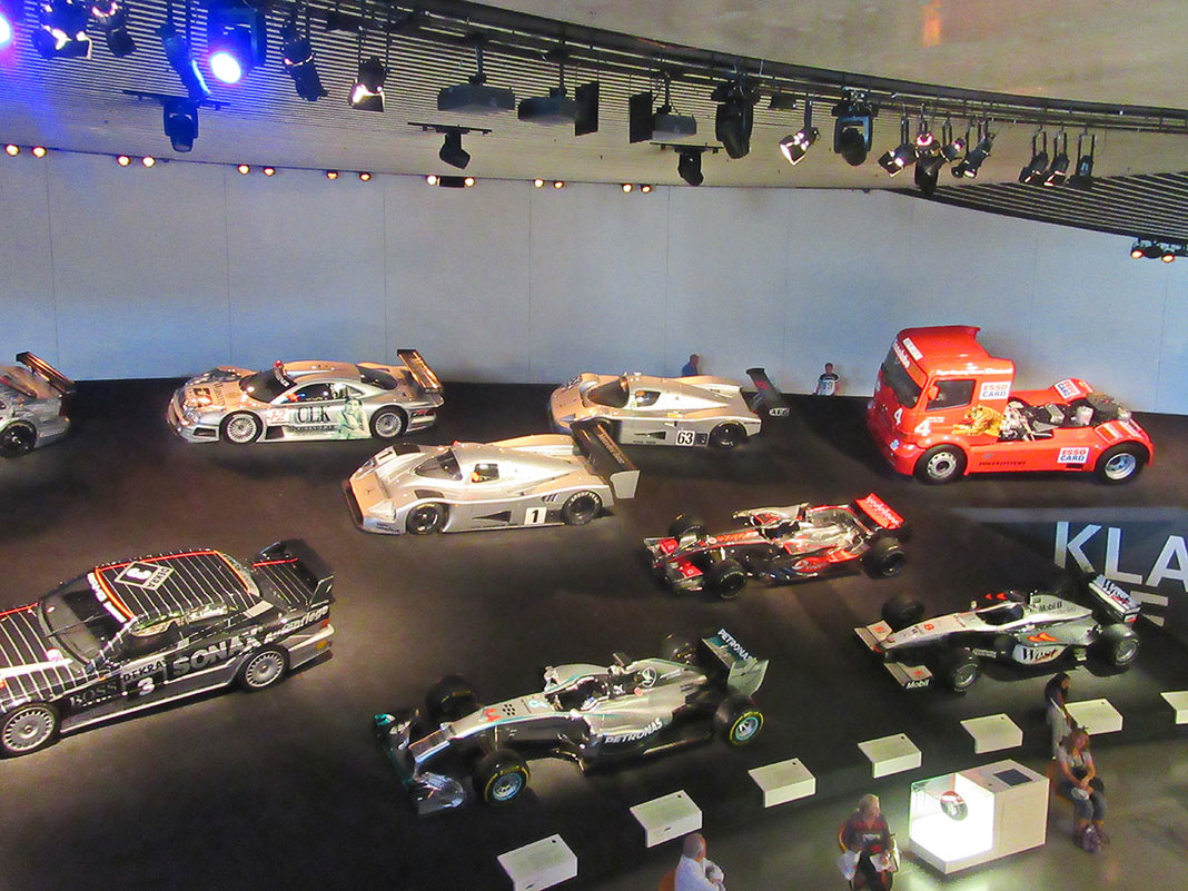 В одном из залов музея Mercedes-Benz, Штутгарт Германия - Tamara *