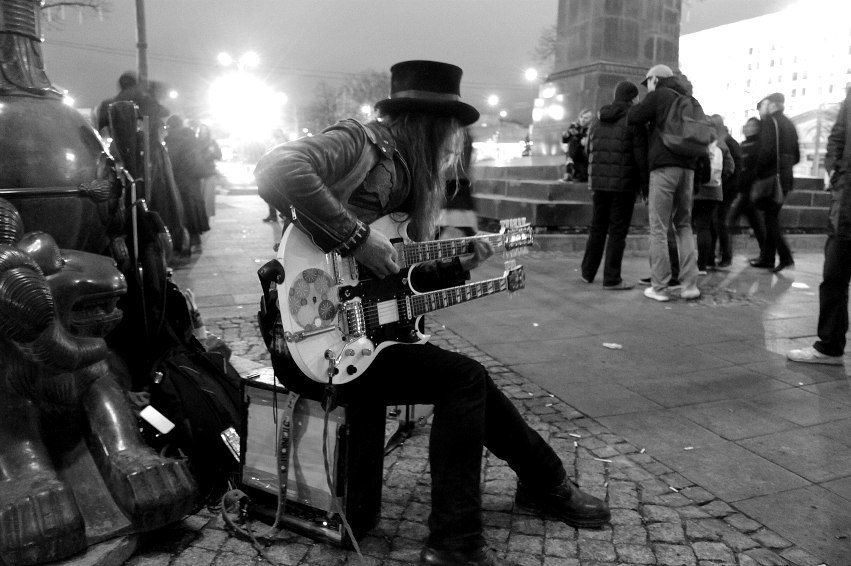 уличный музыкант 1 апреля на гоголях - Аня Гофман