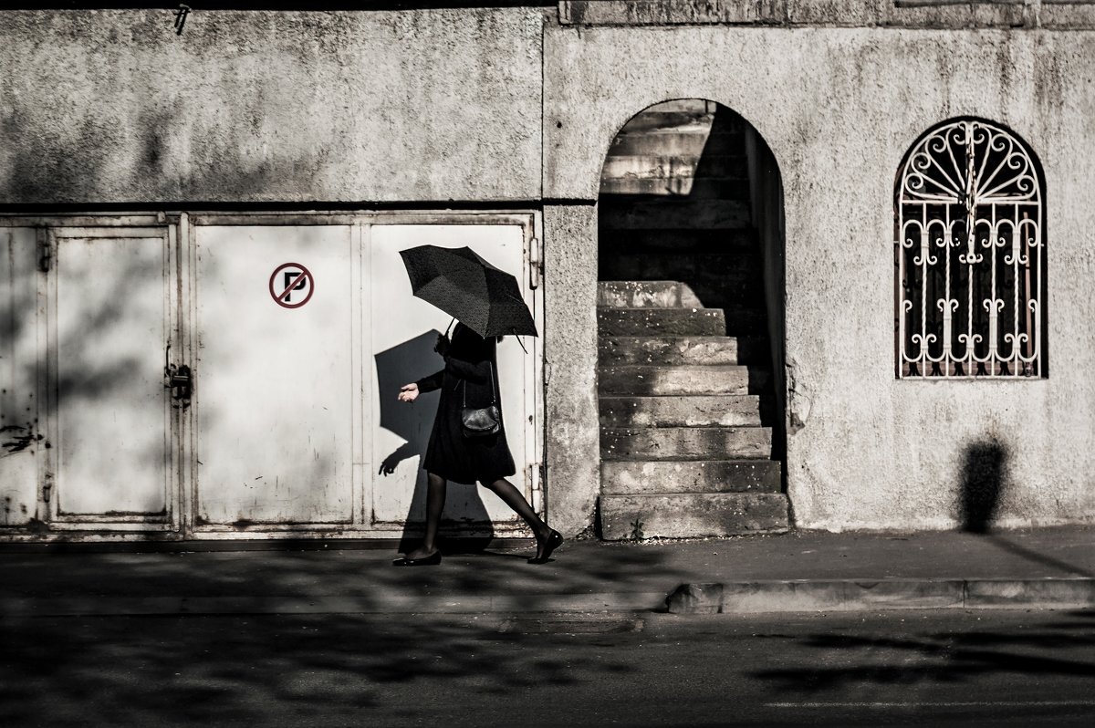 Женщина с зонтиком, спешащая выйти из кадра - Eugene *