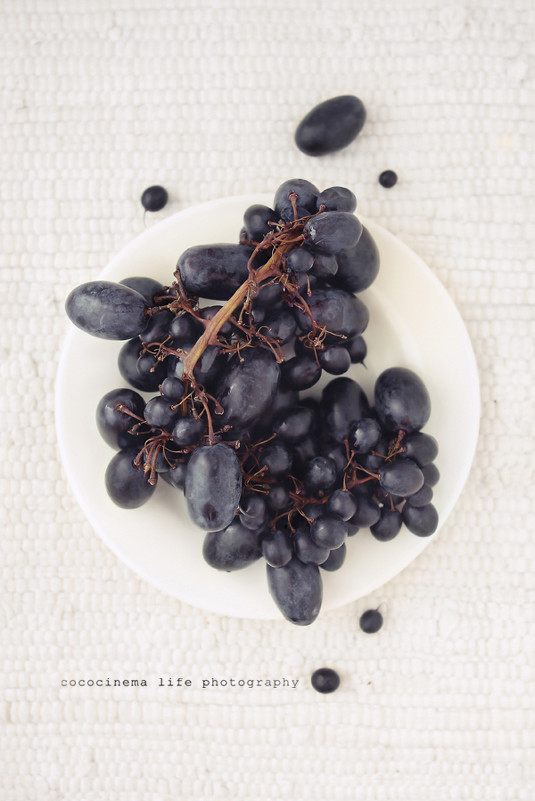 Черный виноград на белой тарелке - Анастасия Кононенко