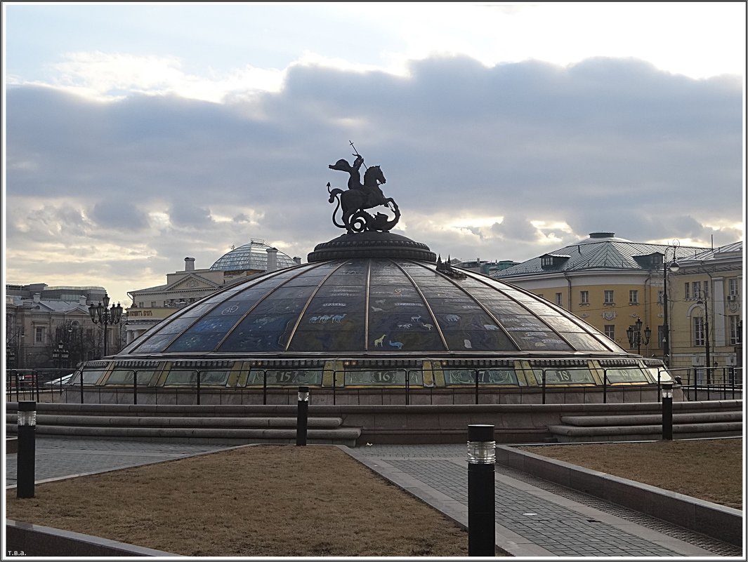 Стеклянный купол, увенчанный статуей святого Георгия, святого покровителя Москвы. - Вера 