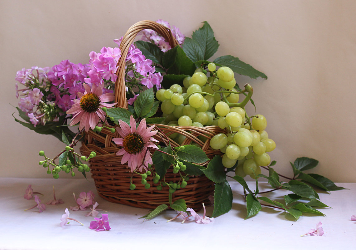 корзина с цветами и виноградом - Татьяна 