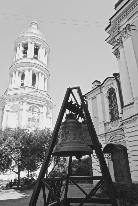 Колокол во дворе Владимирского собора - Елена 