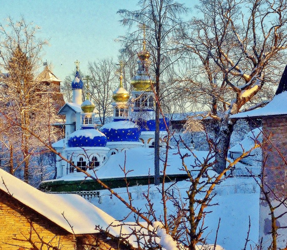 Зимой у Псково-Печерского монастыря - Leonid Tabakov