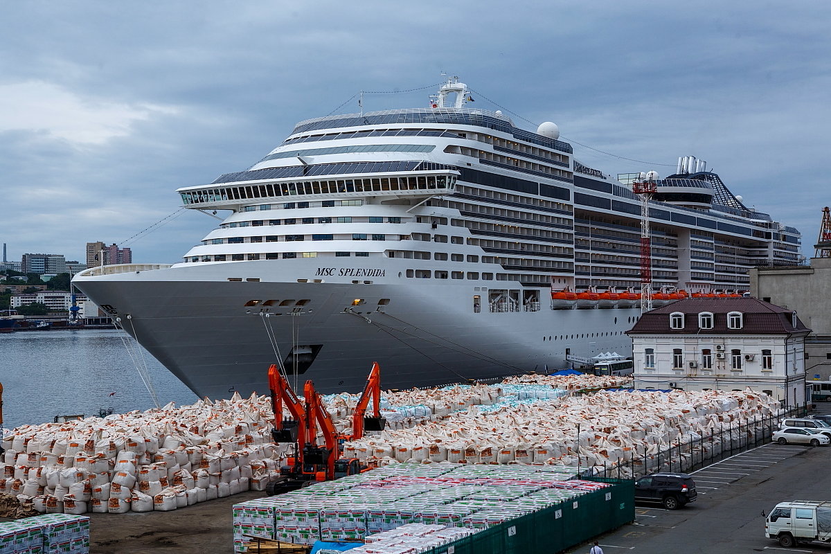 Один из крупнейших лайнеров в мире MSC Splendida во Владивостоке (Длина 333 метра, 3929 пассажиров) - Абрис 