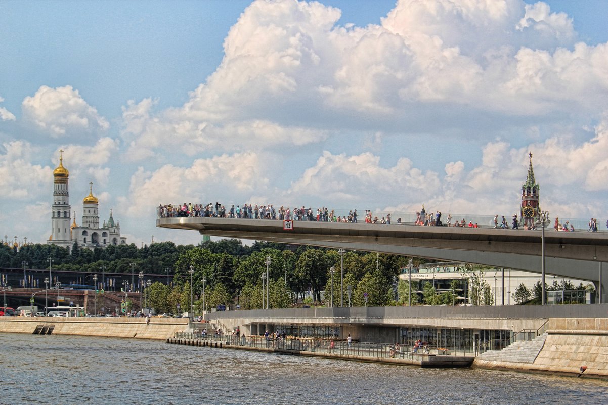 Парящий над Москва-рекой. - Larisa 