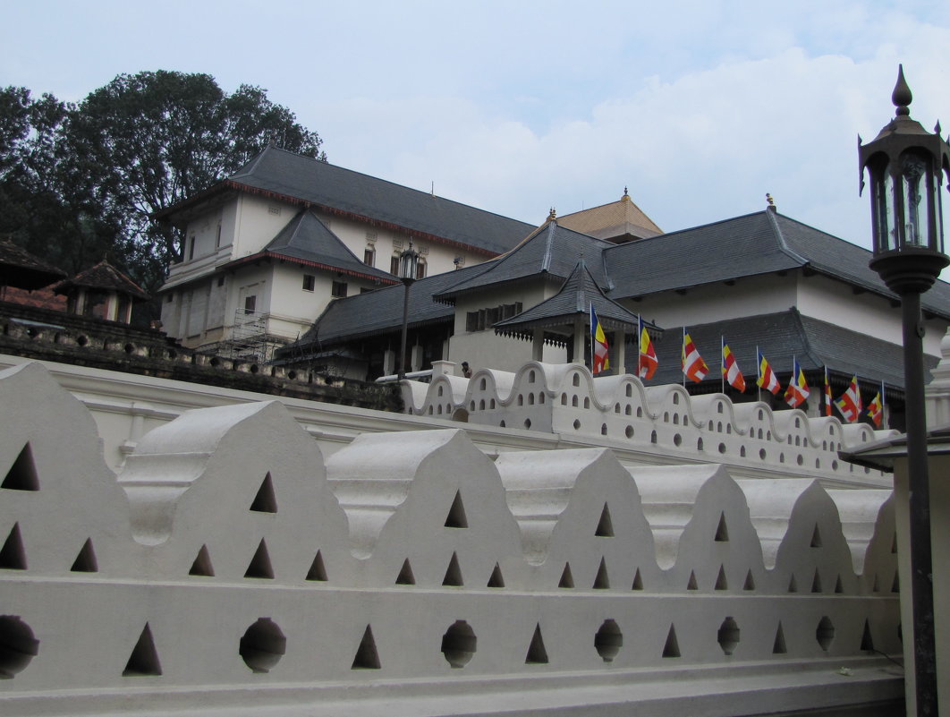 Храм Зуба Будды – бывший королевский дворец, а ныне – храм монахов-буддистов. - ИРЭН@ .