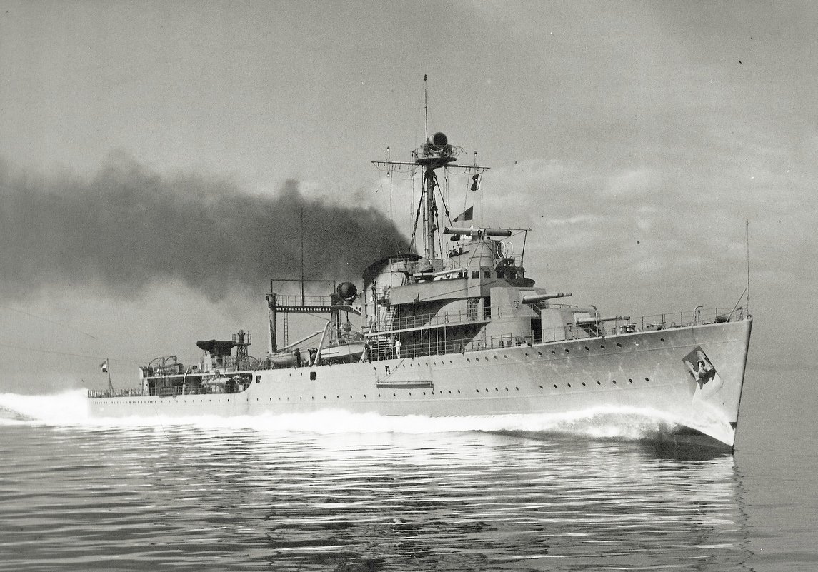 Kruiser "Hr.Ms. Tromp".tijdens snelheidsmetingen in april 1938. - Александр 