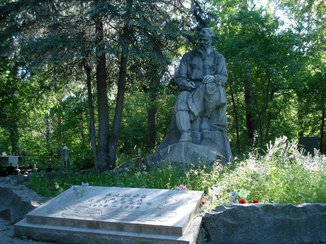 Памятник на могиле Павла Петровича Бажова (1879–1950), известного уральского писателя-сказочника - Елена Павлова (Смолова)