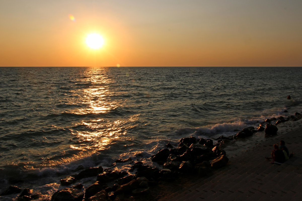 Закате черное море Крым
