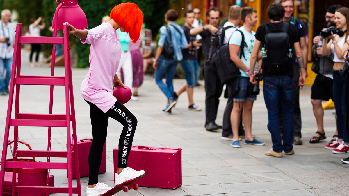 Рыжеволосая девушка катается на скейте на улице - Valentina Zaytseva