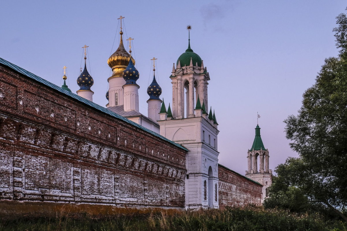 Стены Яковлевского монастыри на розовом закате - Георгий А