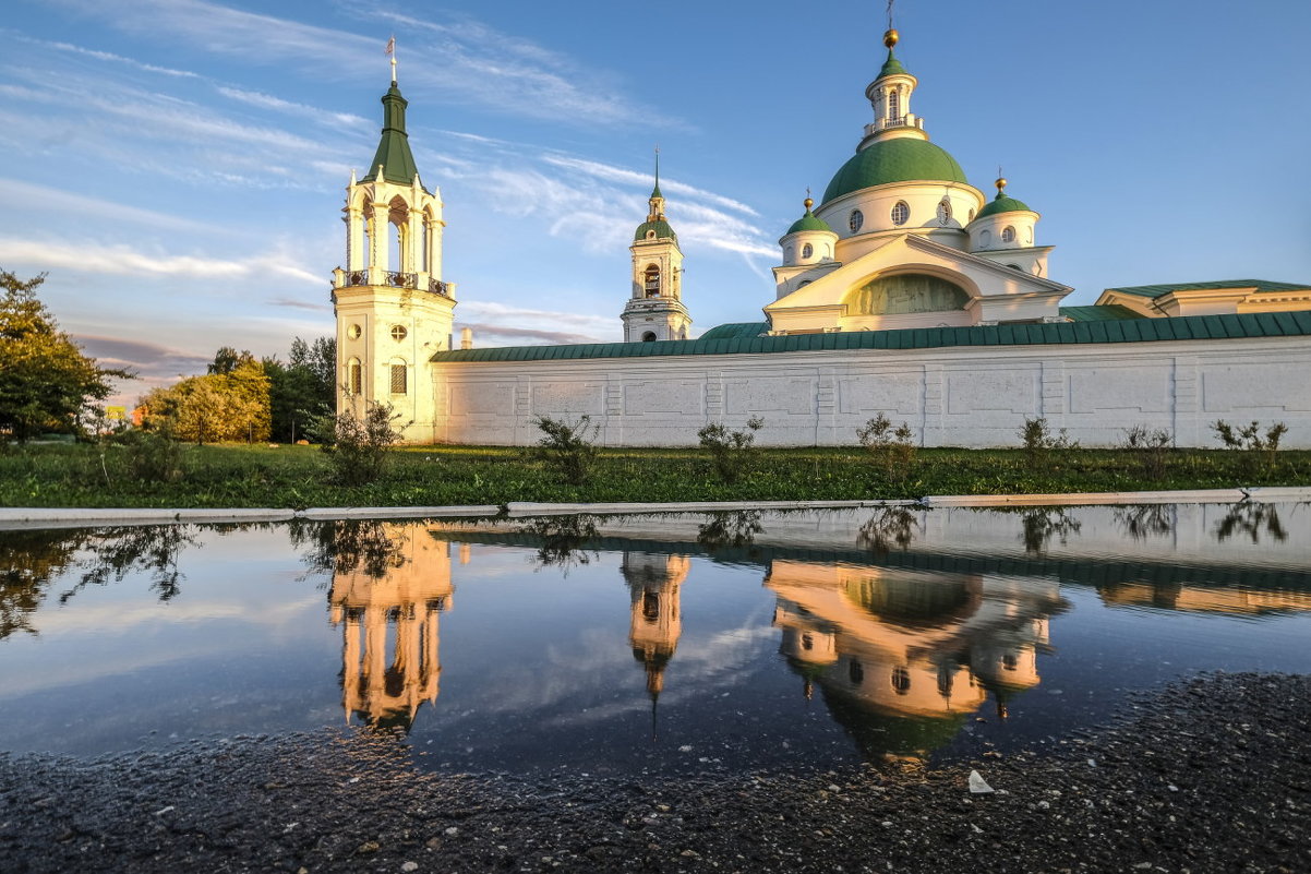 Спасо-Яковлевский Дмитриев монастырь после дождя и перед закатом - Георгий А
