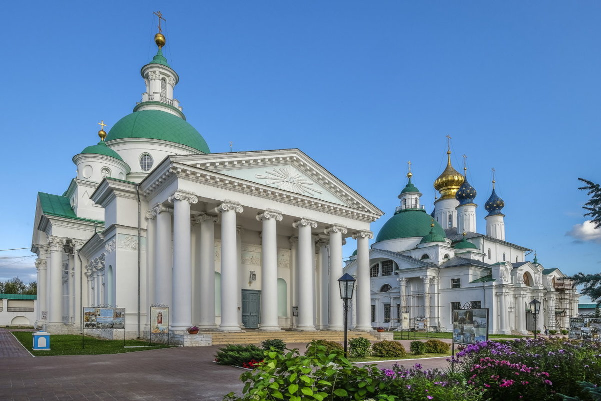 Спасо-Яковлевский Димитриев монастырь, общий вид изнутри - Георгий А
