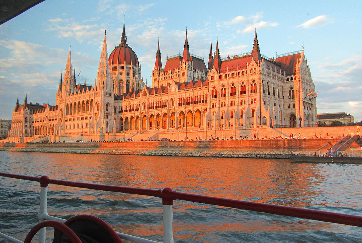 Здание Венгерского парламента на закате, г. Будапешт - Tamara *
