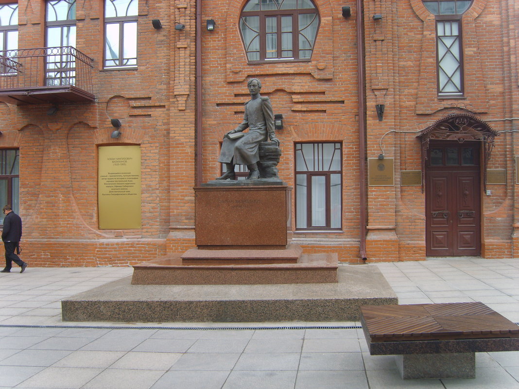 Памятник Чокану Валиханову - Вячеслав & Алёна Макаренины
