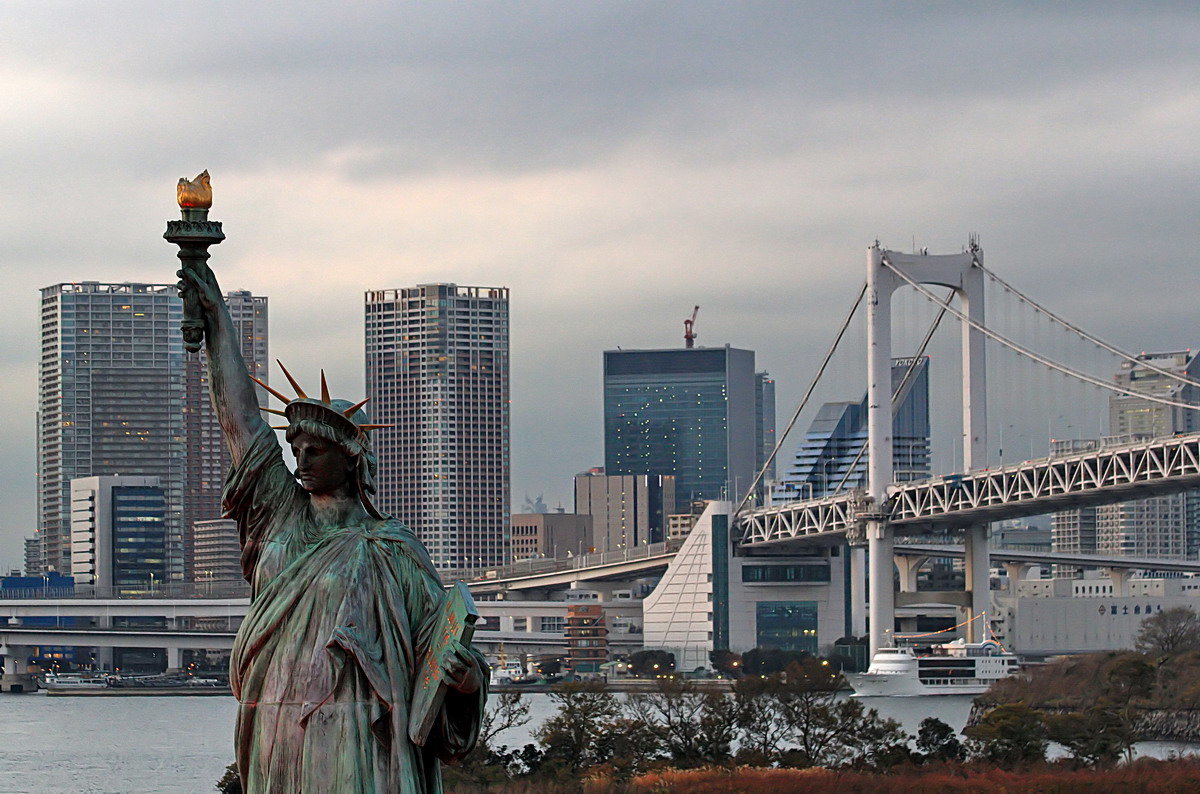 Статуя свободы на острове Одайба на фоне Радужного моста в Токио. - Евгений Печенин