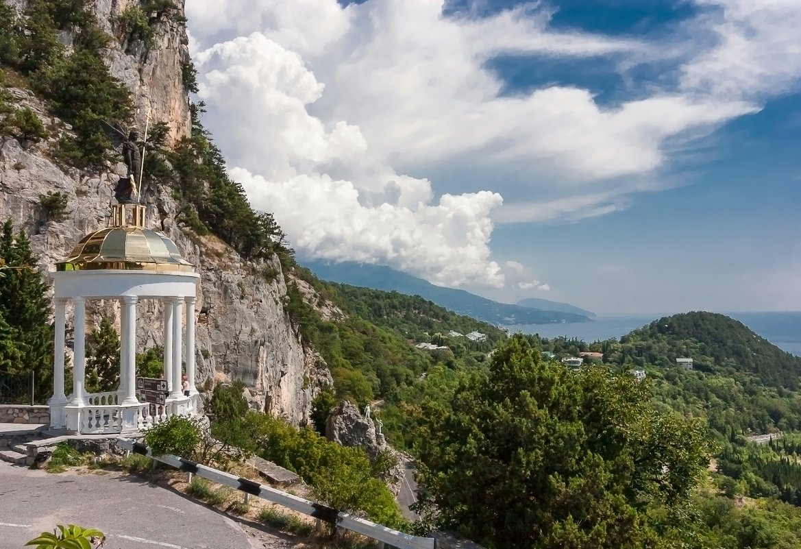 Алупка храм Архангела Михаила внутри