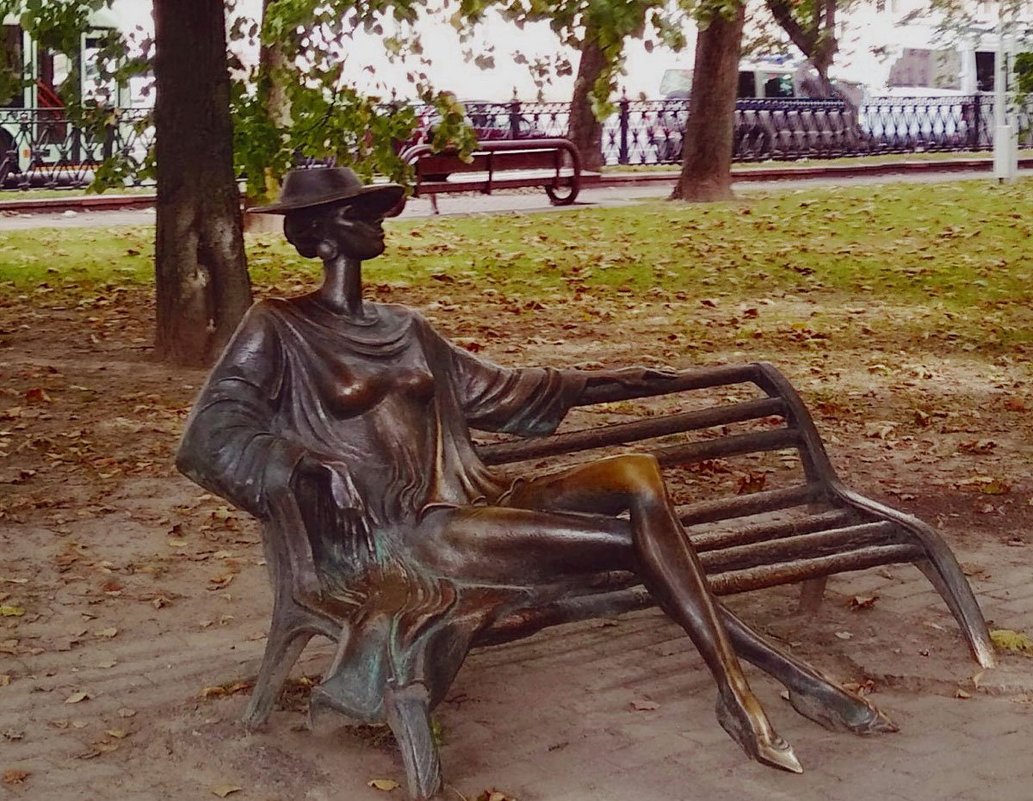 Скульптура "Незнакомки", присевшей на скамейку в Михайловском сквере, г. Минск Беларусь - Tamara *