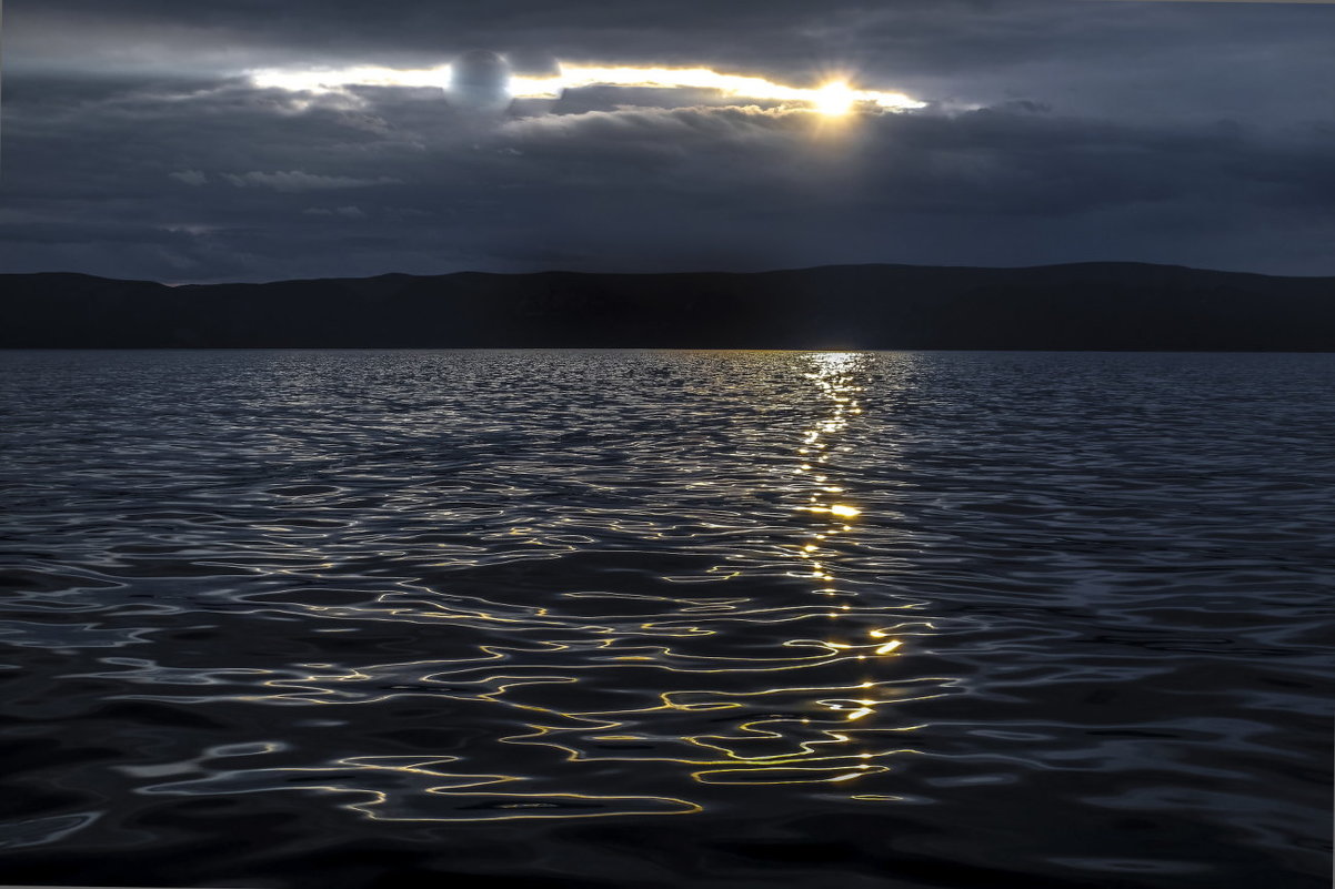 отражение на поверхности озера Байкал - Георгий А
