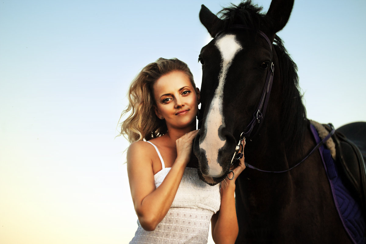Портрет девушки с лошадью - Alesya Baltynskaya