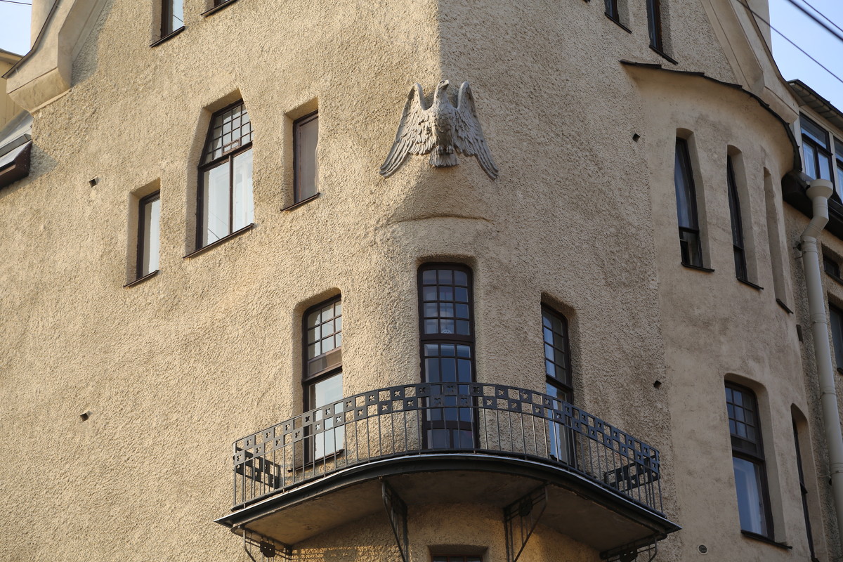 Ещё один балкон с орлом - Елена Разумилова