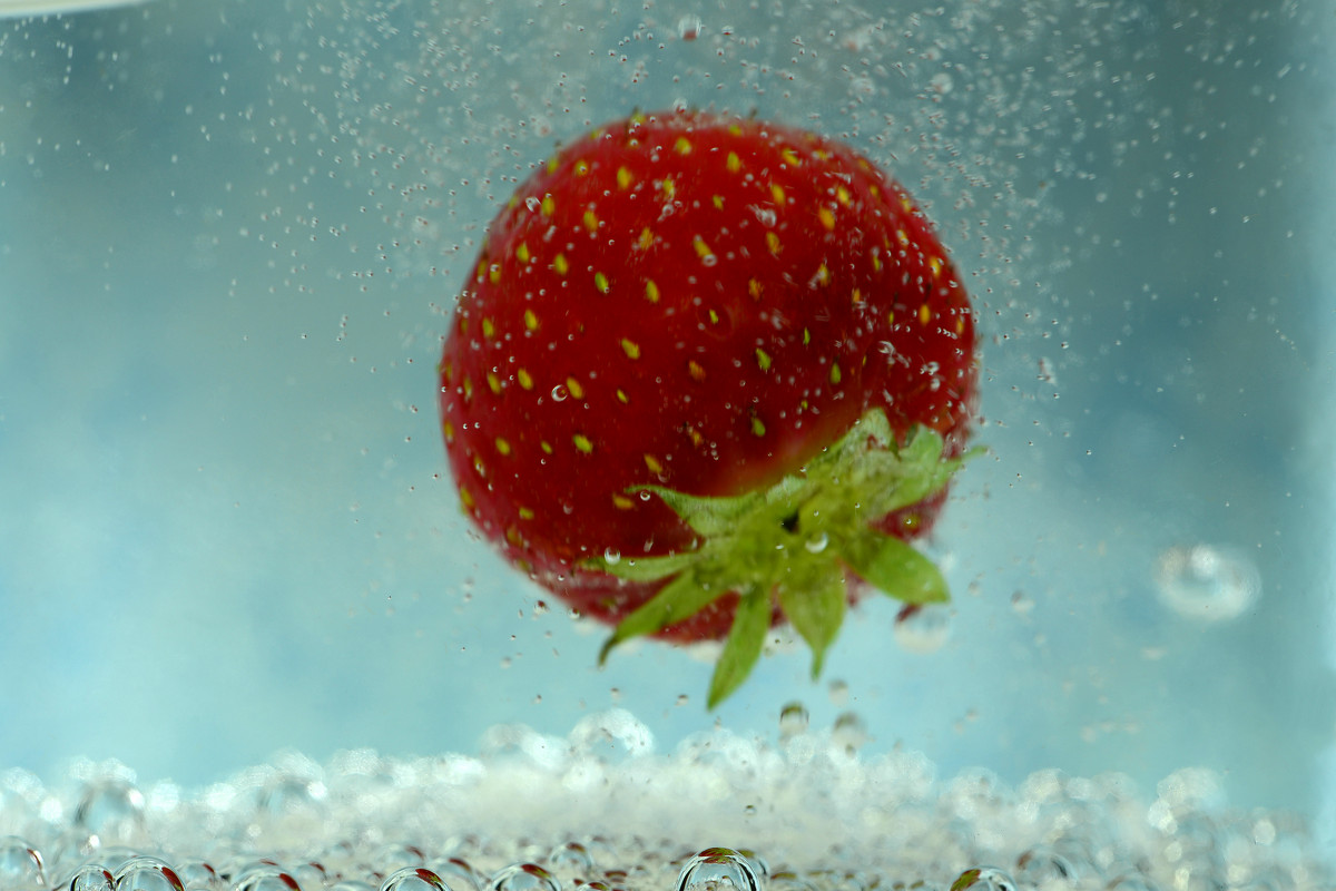 strawberry under water - Дмитрий Каминский