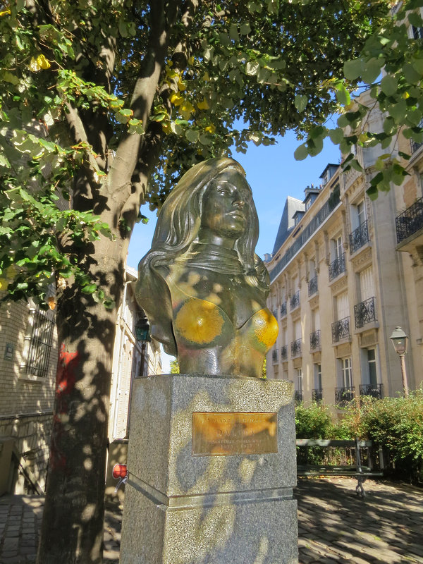Памятник Далиде на Монмартре. - ИРЭН@ .