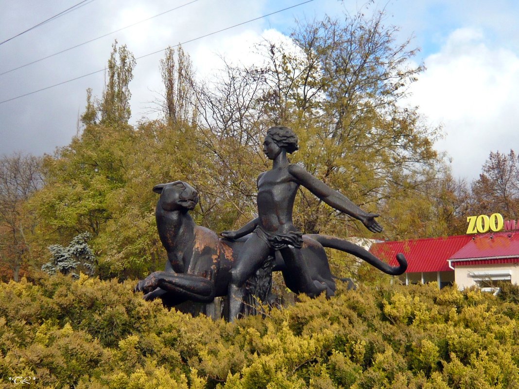 Скульптура Маугли возле зоопарка - Татьяна Ларионова