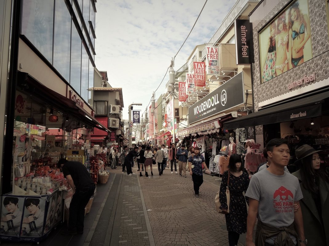 Известная шоппинг улица Takeshita Street в Токио - wea *