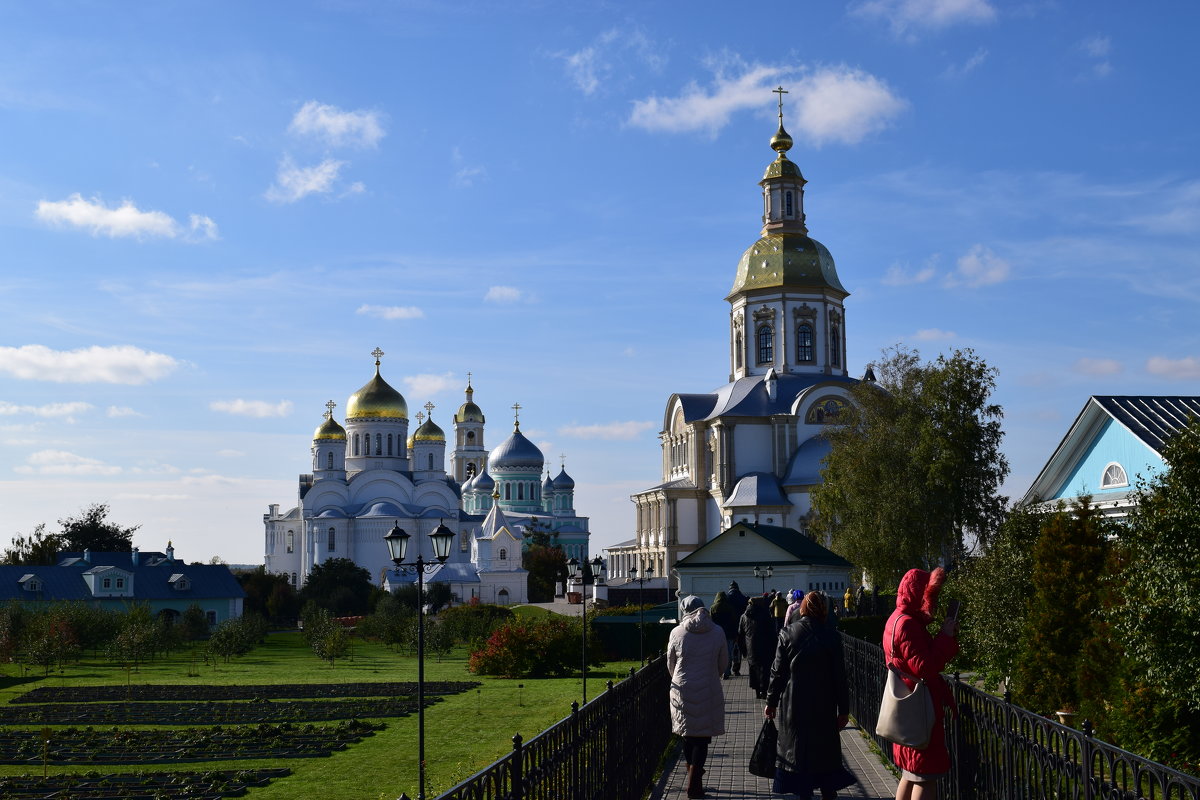 Взгляд на Храмы Дивеевского монастыря со стороны Святой канавки - Григорий Вагун*