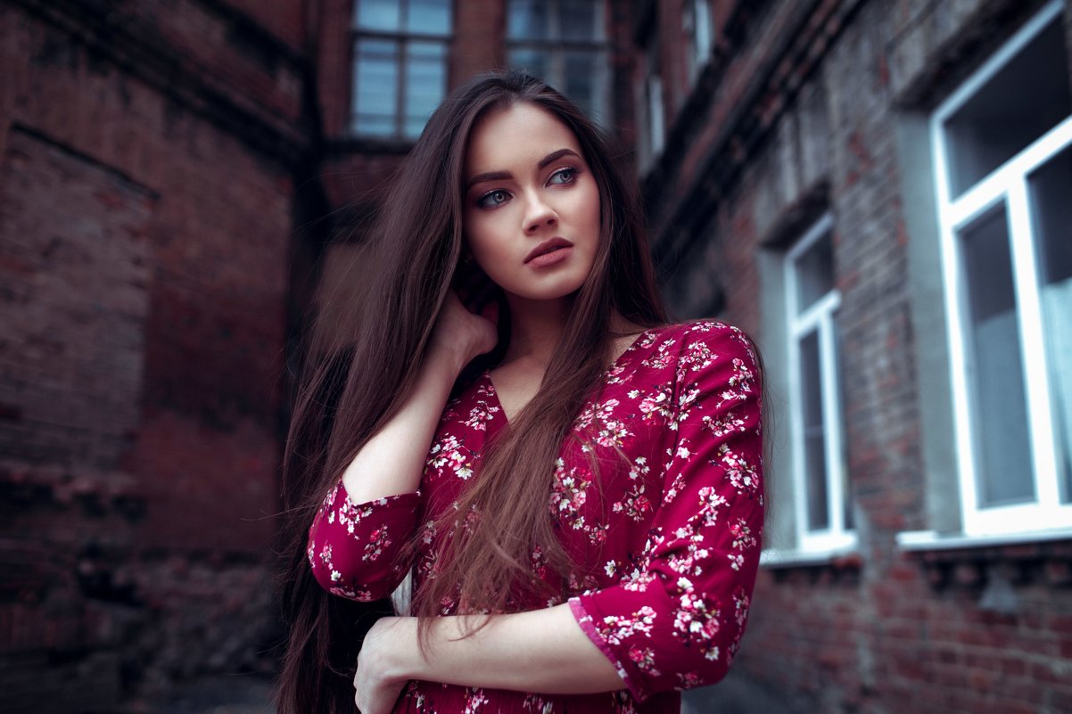 Красивая девушка в платье на фоне старого здания - Lenar Abdrakhmanov