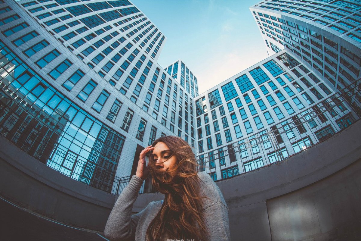 Девушка с длинными волосами на фоне высокого здания в Уфе - Lenar Abdrakhmanov