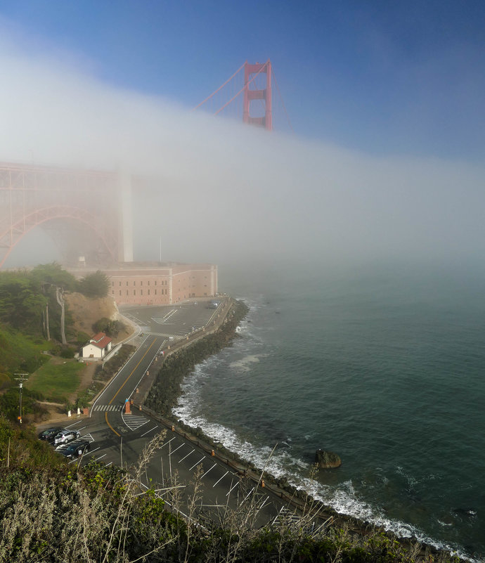 Фрагмент моста "Золотые Ворота" прикрытый туманом (Сан Франциско) - Юрий Поляков