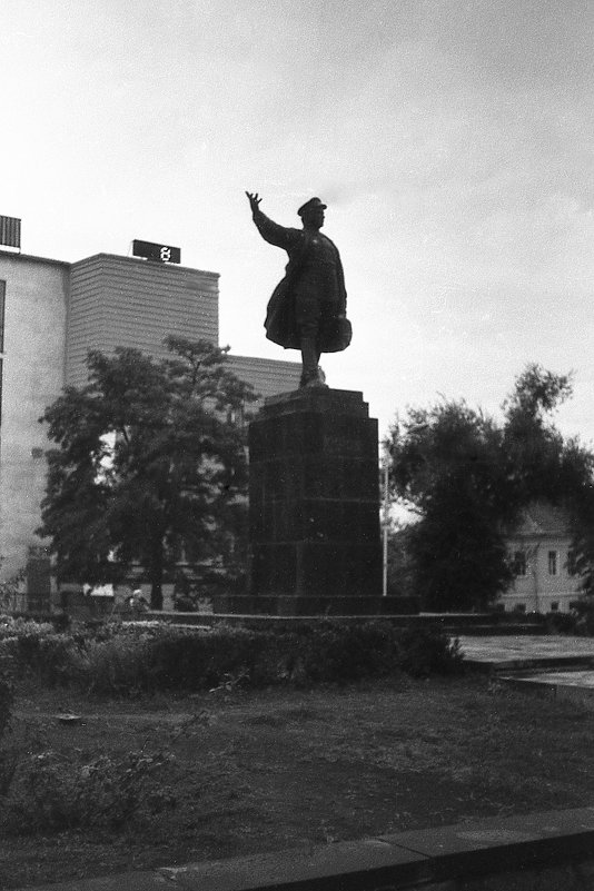 Памятник С.М. Кирову в Астрахани. 1995 год - alek48s 