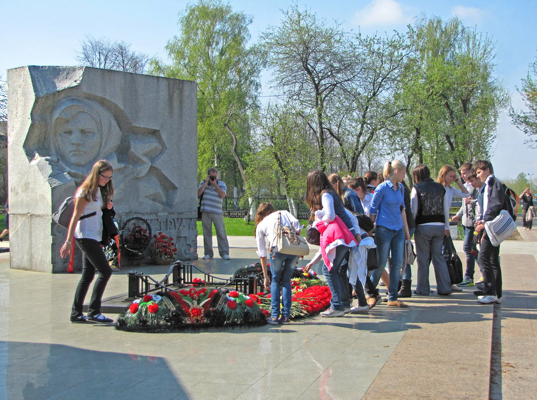 у вечного огня в Ярославле - ИРЭН@ .