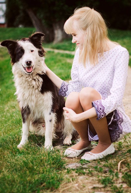 Девушка с собакой в Екатерининском саду - Виктория Соболевская