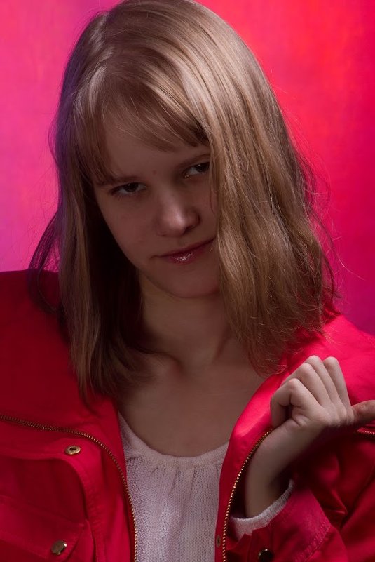 Девушка в розовой куртке - Виктория Соболевская
