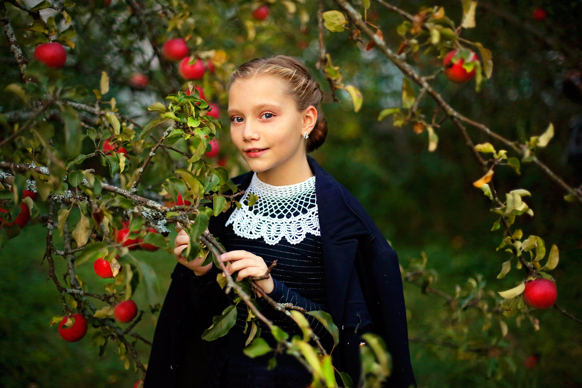Истории из детства. Осень в яблоневом саду - Екатерина Постонен