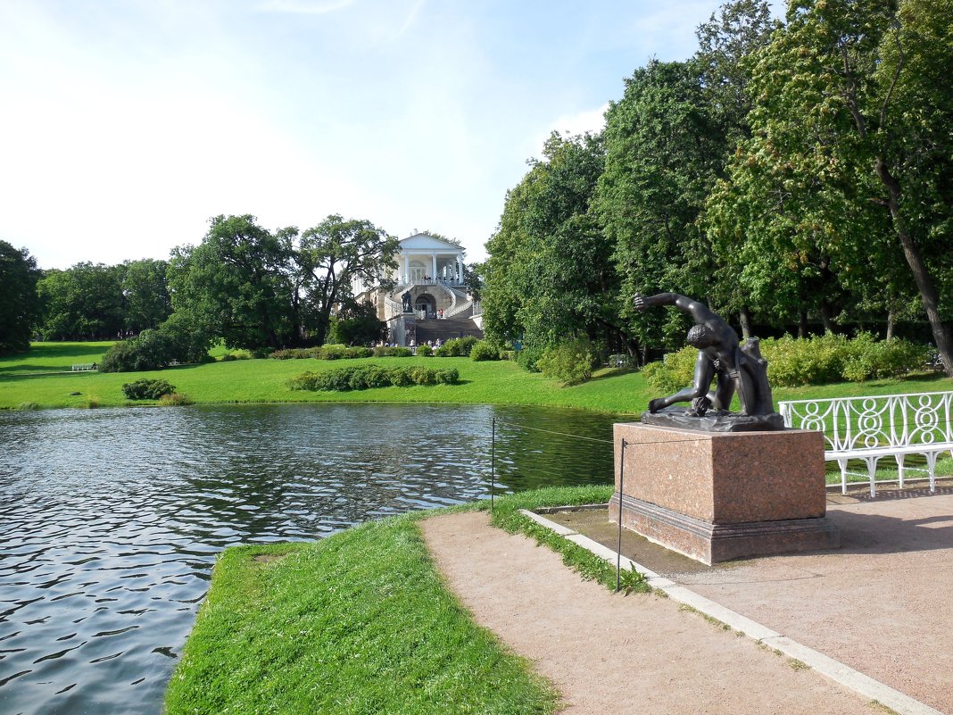 В Екатерининском парке. Скульптура гладиатора. - Надежда 