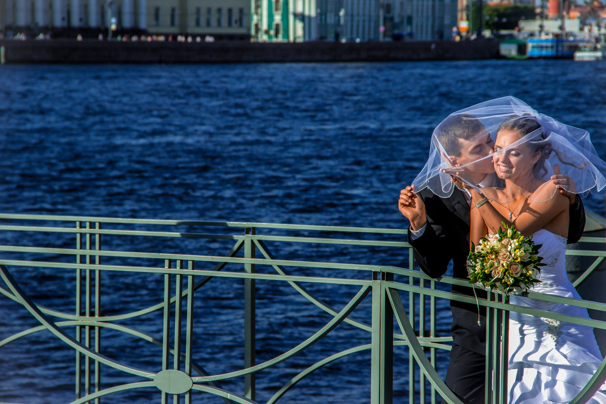 Случайная свадебная пара на улице Питера - Denis Noskov