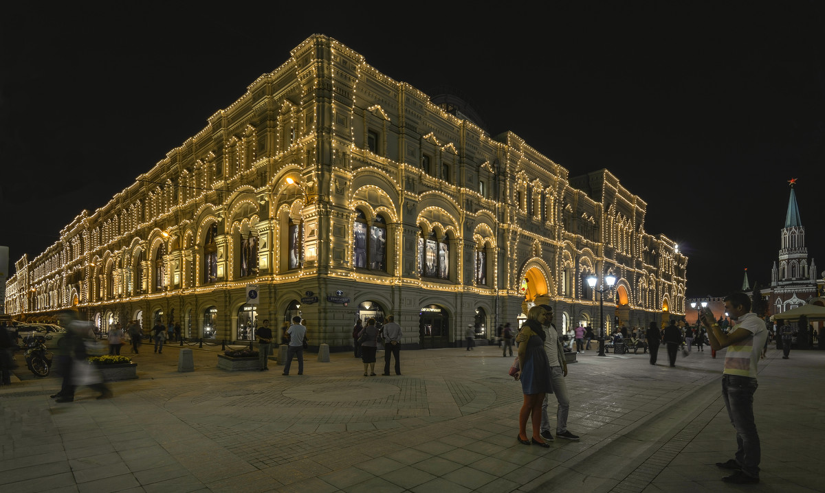 Здание ГУМа со стороны Никольской  улицы вечером - Виктор Тараканов