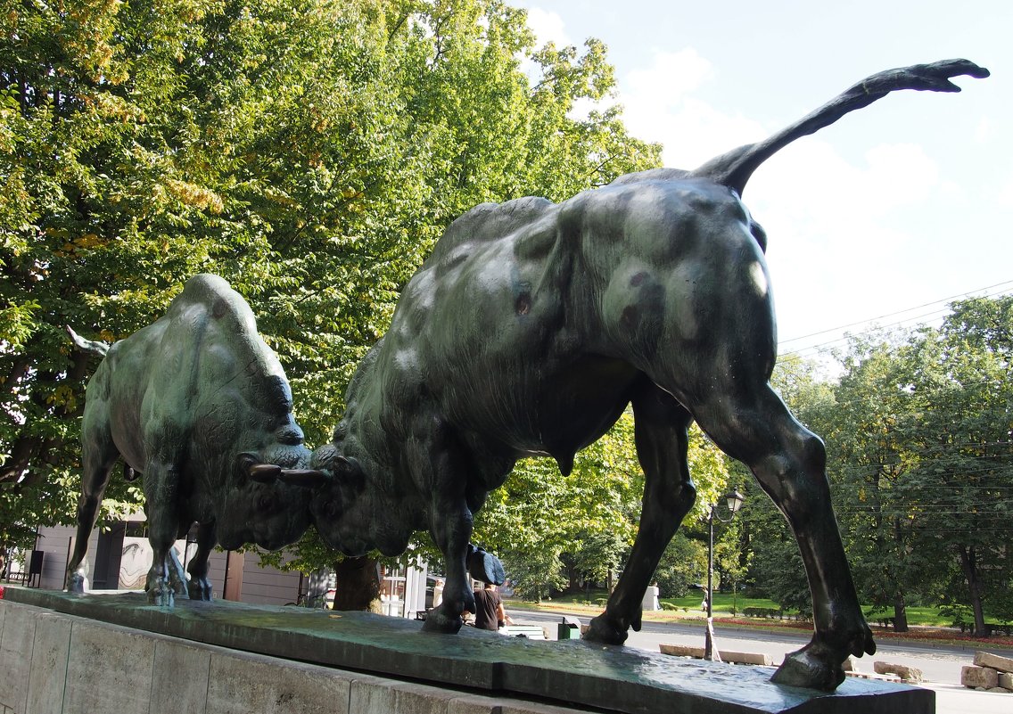 скульптура «Борющиеся зубры» скульптор А.Гауль, 1911г. - elena manas